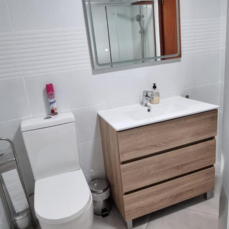 Habitacion Matrimonio a 100 m de la Playa de Poniente - Habitación con cama grande - 5