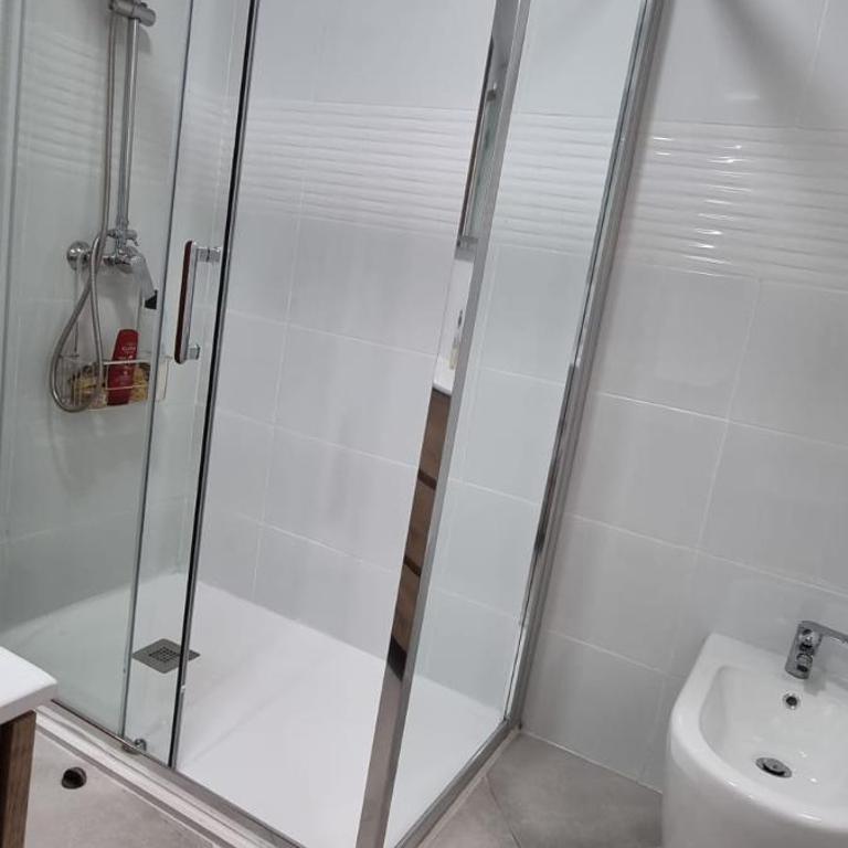 Habitacion Matrimonio a 100 m de la Playa de Poniente - Habitación con cama grande - 9