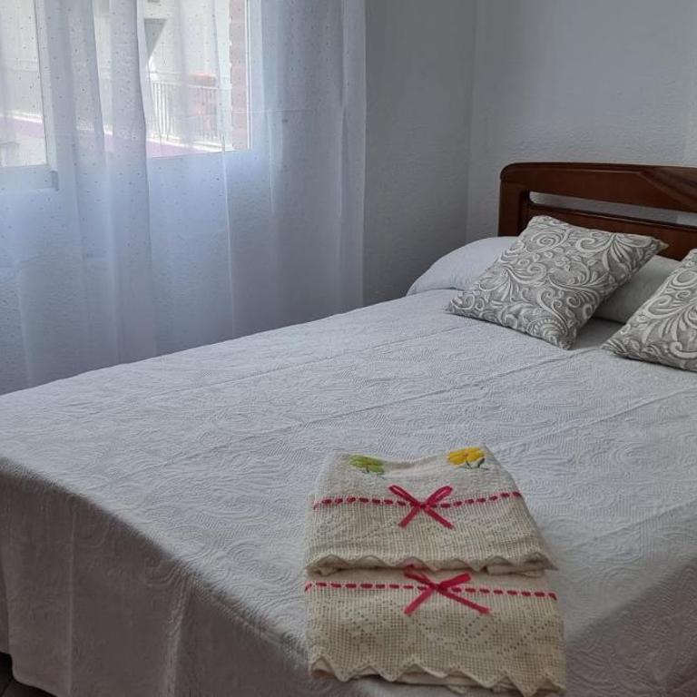 Habitacion Matrimonio a 100 m de la Playa de Poniente - Habitación con cama grande - 13