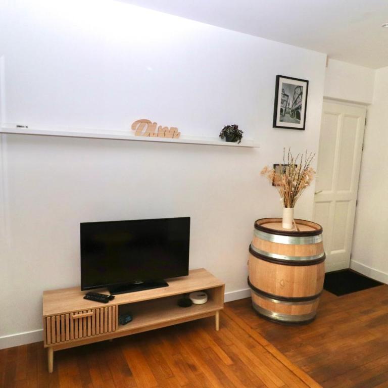 Quai des Ducs - One-Bedroom Apartment with Garden - 3