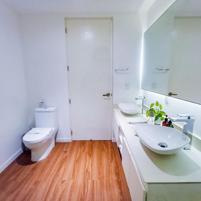 KUMARU - Wide Studio with Sunny Balcony Pool Gym Steps 2 Beach - Apartment - 12