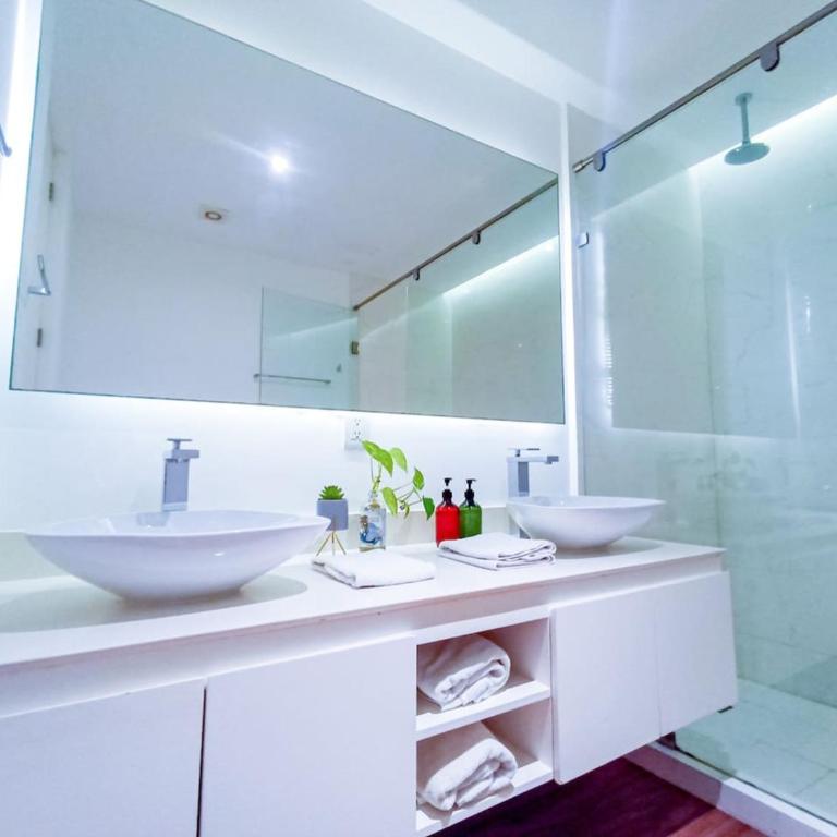 KUMARU - Wide Studio with Sunny Balcony Pool Gym Steps 2 Beach - Apartment - 13