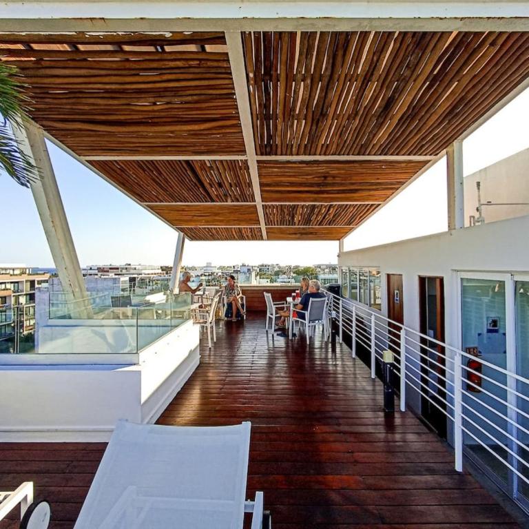 KUMARU - Wide Studio with Sunny Balcony Pool Gym Steps 2 Beach - Apartment - 17