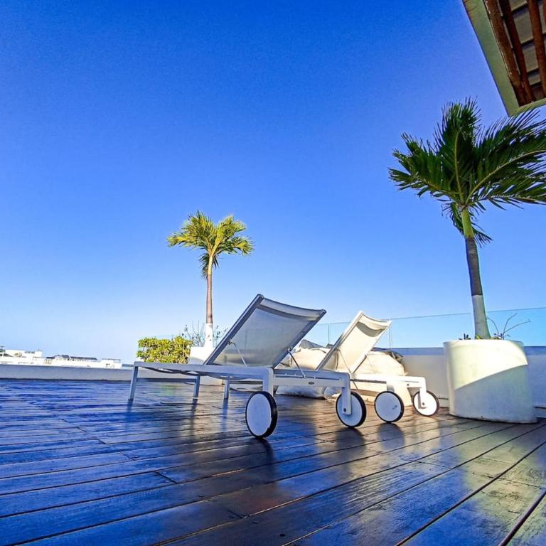 KUMARU - Wide Studio with Sunny Balcony Pool Gym Steps 2 Beach - Apartment - 24