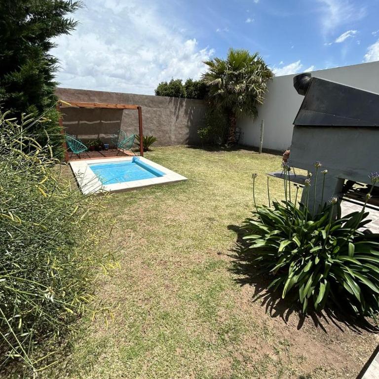 Casa con pileta cerca del aeropuerto - Casa con 1 dormitorio - 1