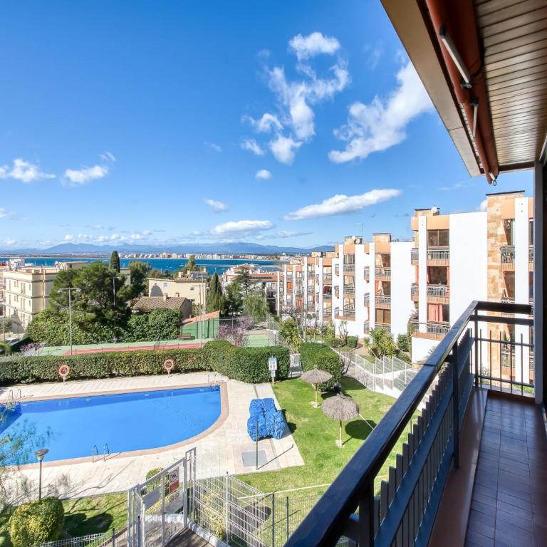 Apartment in Roses with Pool and Terrace - Three-Bedroom Apartment - 4