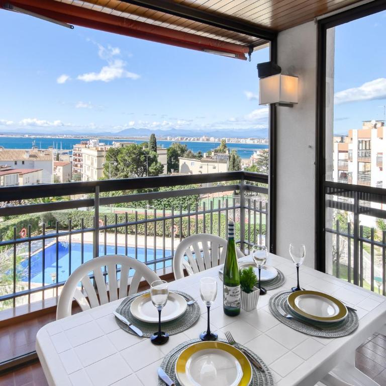 Apartment in Roses with Pool and Terrace - Three-Bedroom Apartment - 36