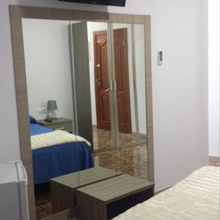 Alojamiento Jose Carlos - Habitación con cama extragrande y bañera de hidromasaje - 3