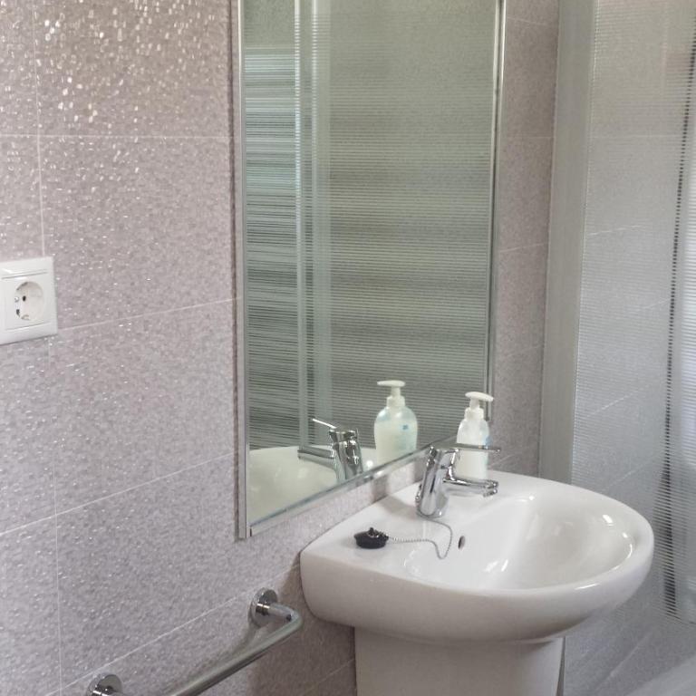 Alojamiento Jose Carlos - Habitación con cama extragrande y bañera de hidromasaje - 5