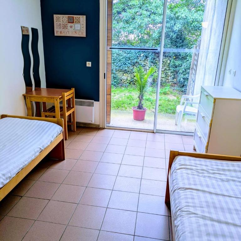 Auberge de Jeunesse HI Nîmes - Camera Doppia con Letti Singoli e Bagno in Comune - 4