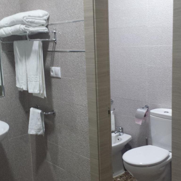 Alojamiento Jose Carlos - Habitación con cama grande y bañera de hidromasaje - 3