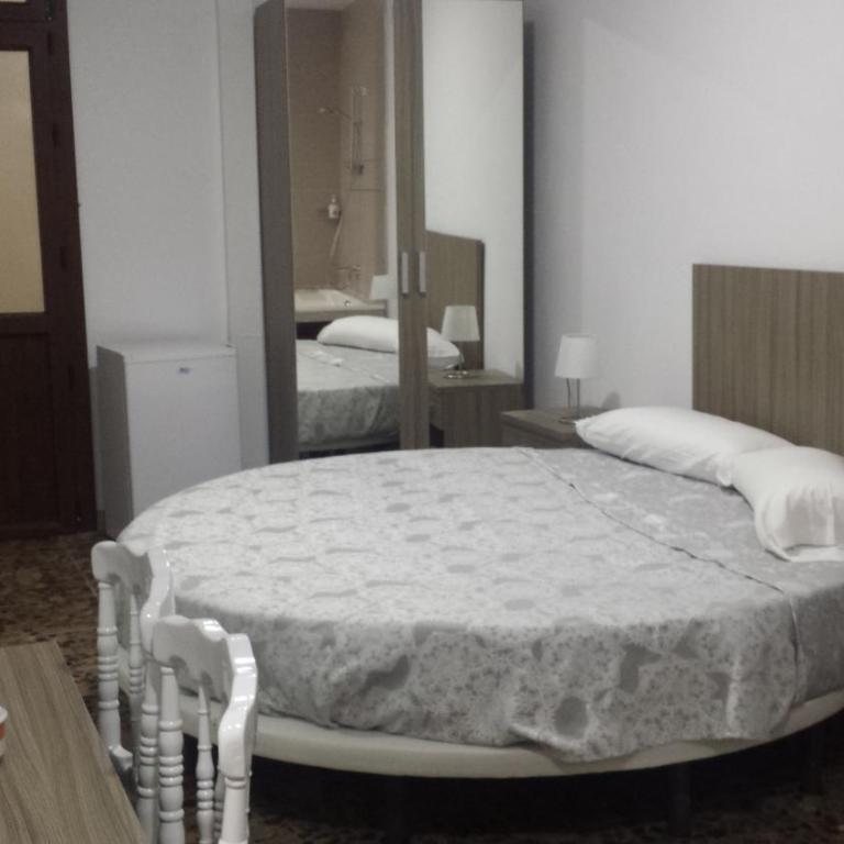 Alojamiento Jose Carlos - Habitación con cama grande y bañera de hidromasaje - 8