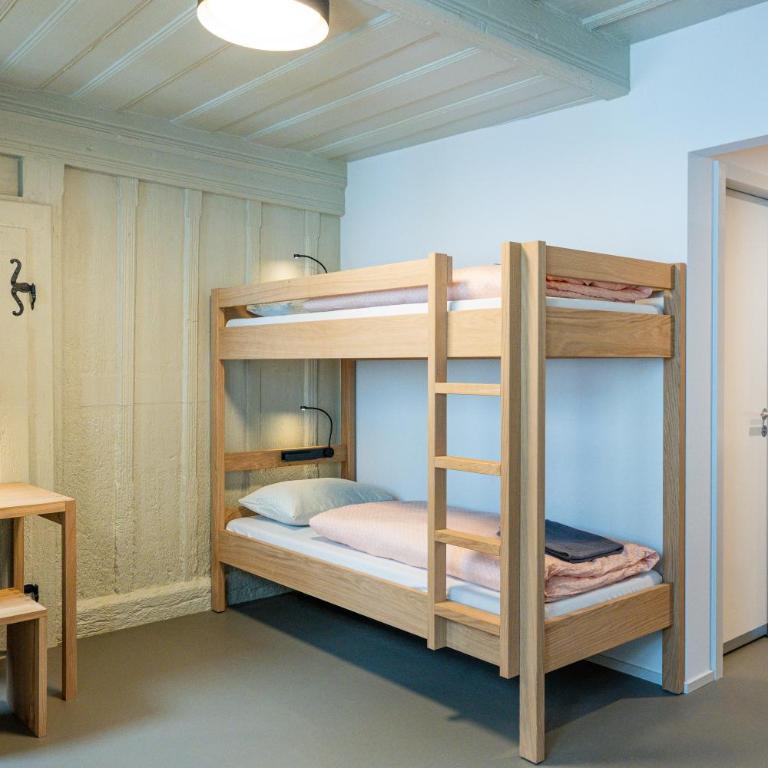 Martigny Youth Hostel - Bett im Männerschlafsaal mit 4 Betten - 1