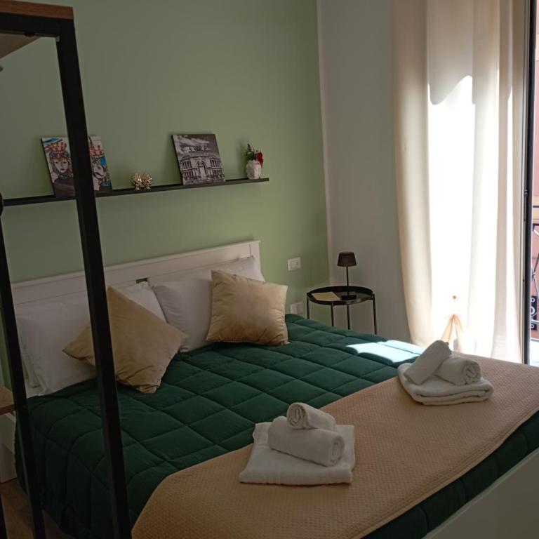 Archimede Rooms - Camera Matrimoniale con Balcone - 1