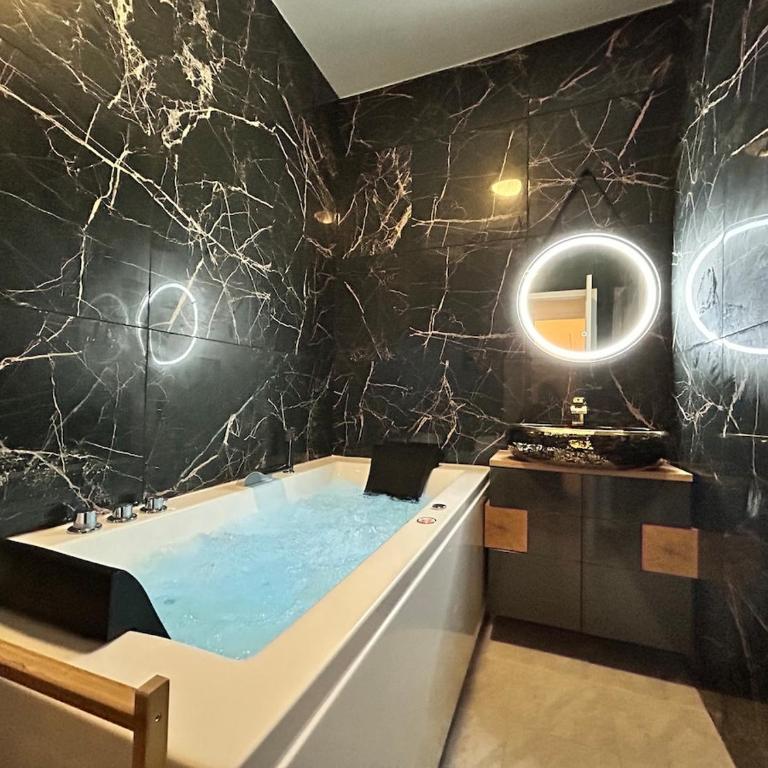 Un cocon paisible avec Balnéo proche centre ville - Apartment - 10