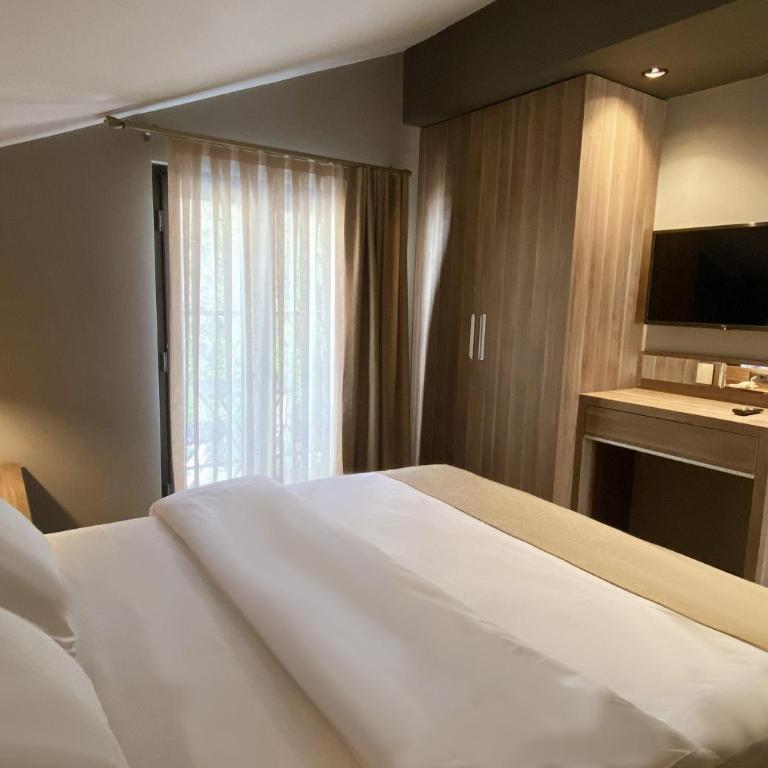Viola Hotel Budva - One-Bedroom Apartment with Sea View and Balcony - 1