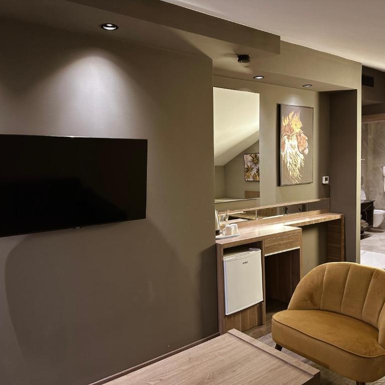 Viola Hotel Budva - One-Bedroom Apartment with Sea View and Balcony - 6