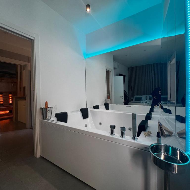 Scugnizzo Apartment - One-Bedroom Apartment with Spa Bath - 2