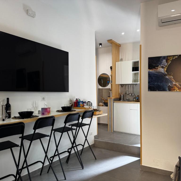 Scugnizzo Apartment - One-Bedroom Apartment with Spa Bath - 25