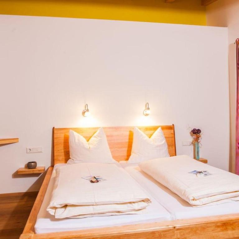 Simone's Platzerl - inklusive täglichem freien Eintritt Tauern Spa - nur 5 Gehminuten, Sommerkarte, privatem Garten mit Schwimmteich, Grill und Saunabereich - Familienzimmer mit Balkon - 5