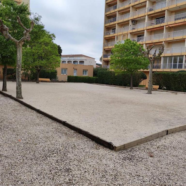 T2- Piscine- Commerces- Plages- Clim - Appartamento con 1 Camera da Letto con Balcone e Vista Città - 8