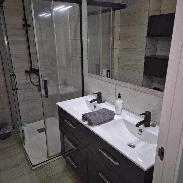 CENTRUM F - Three-Bedroom Deluxe Apartment - 21