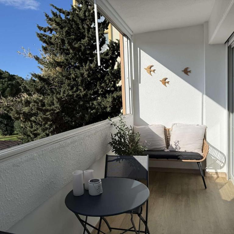 T3- Rénové- Clim- Plages- Commerces - Two-Bedroom Apartment with Balcony - 3