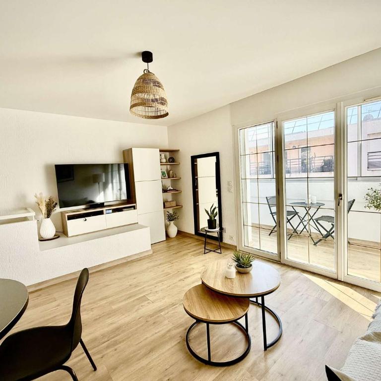 T3- Rénové- Clim- Plages- Commerces - Two-Bedroom Apartment with Balcony - 4