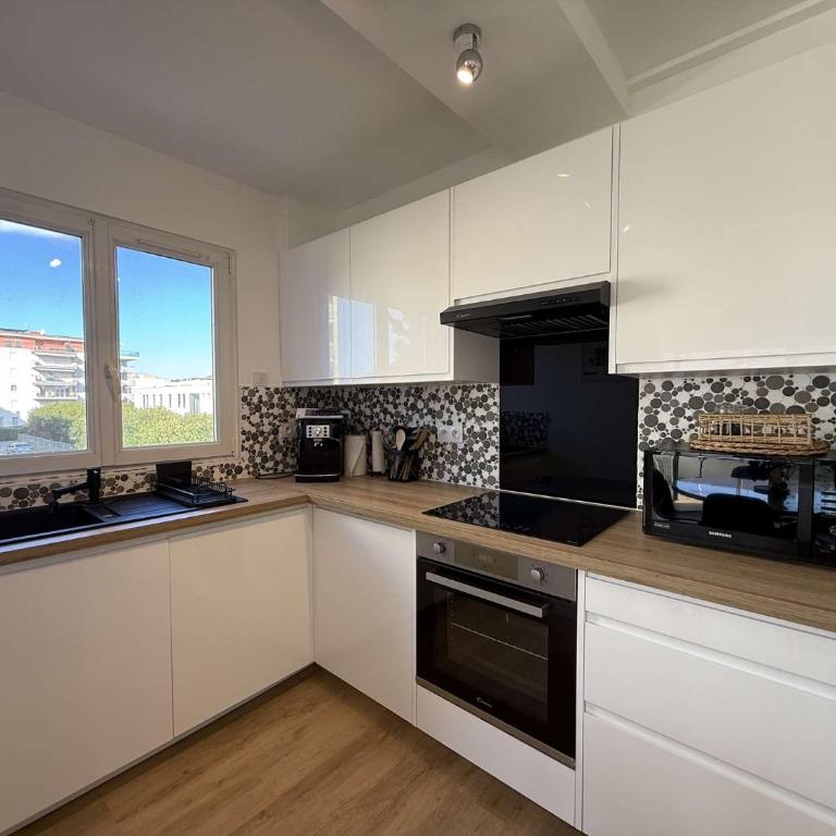 T3- Rénové- Clim- Plages- Commerces - Two-Bedroom Apartment with Balcony - 5