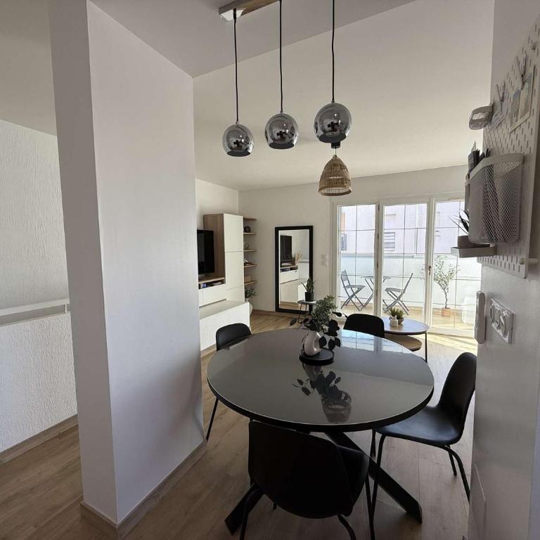 T3- Rénové- Clim- Plages- Commerces - Two-Bedroom Apartment with Balcony - 6