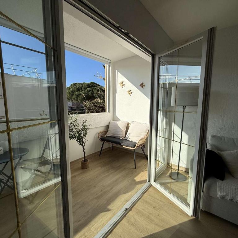 T3- Rénové- Clim- Plages- Commerces - Two-Bedroom Apartment with Balcony - 8