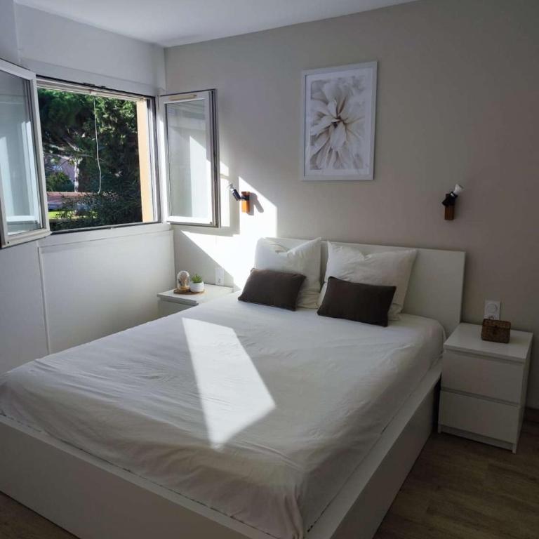 T3- Rénové- Clim- Plages- Commerces - Two-Bedroom Apartment with Balcony - 9