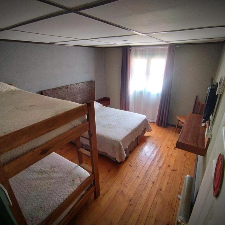 Hospedaje Leñas del Tolosa - Habitación Cuádruple con baño privado externo - 2