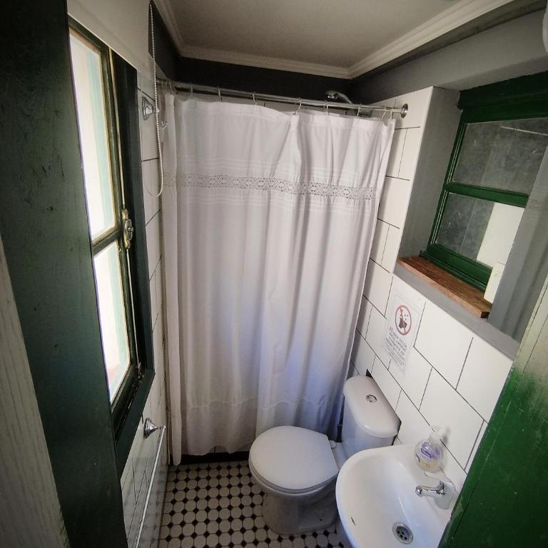 Hospedaje Leñas del Tolosa - Habitación Cuádruple con baño privado - 2