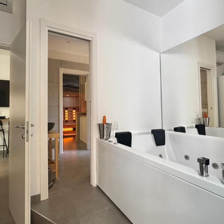 Scugnizzo Apartment - One-Bedroom Apartment with Spa Bath - 26