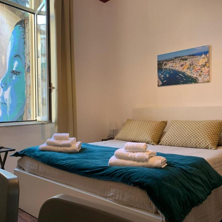 La finestra su Napoli - Camera Matrimoniale con Bagno Privato - 13