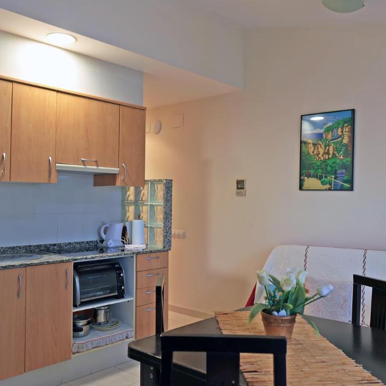 Agusti Hostal - Apartamento de 2 dormitorios con terraza - 3