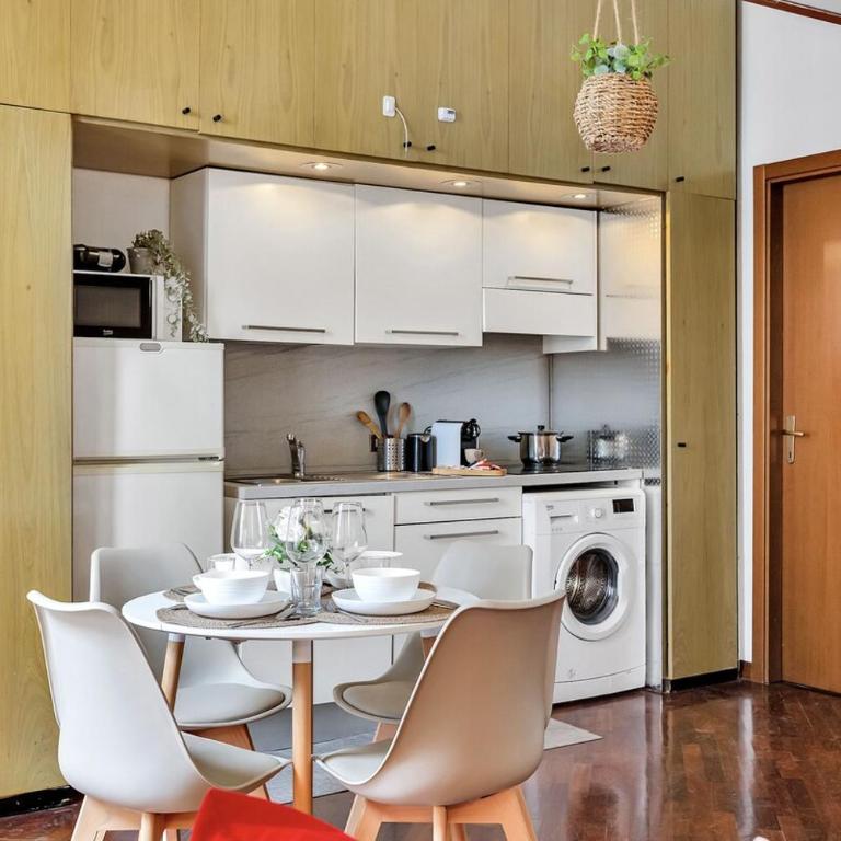 Loft 4 Posti Letto, Duomo 15' - Linate 15' Metro M4 - Appartamento con 2 Camere da Letto - 5