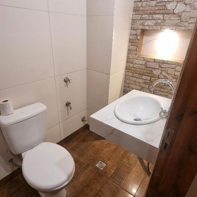 Habitación con baño privado solo efectivo guaranies zona hospital militar - Double Room - 2