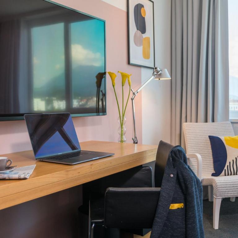 voco Villach by IHG - Premium Zimmer mit Kingsize-Bett und Flussblick - obere Etage - 16