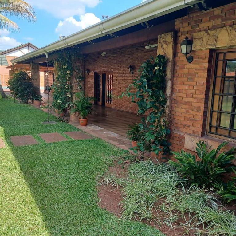 BauHouse Comfort Suites Asuncion - Habitación con cama grande y vistas al jardín - 12