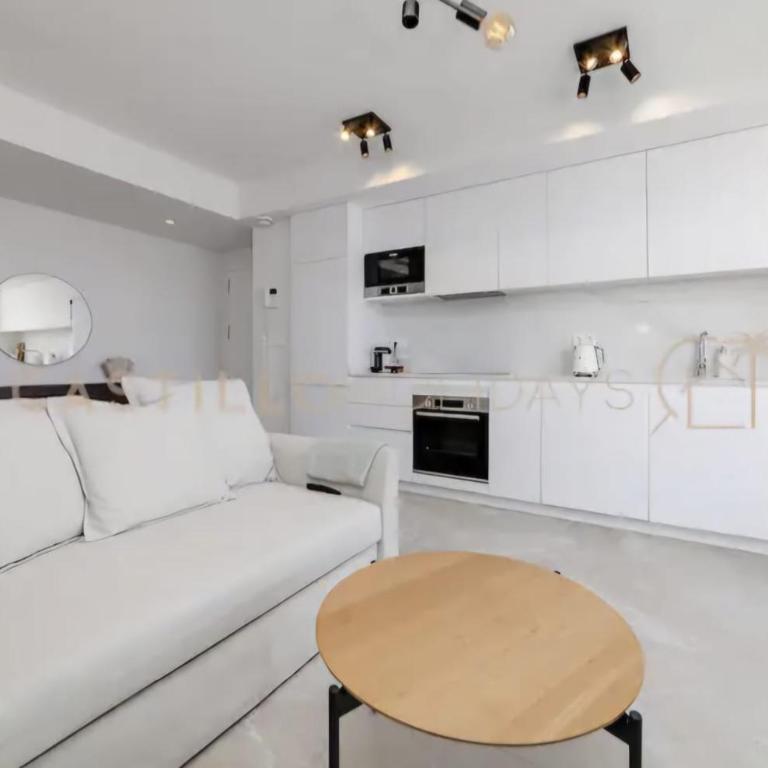 Luxury Penthouse - Rooftop Pool - 100m to the Sea - Two-Bedroom Apartment with Balcony and Terrace - 10