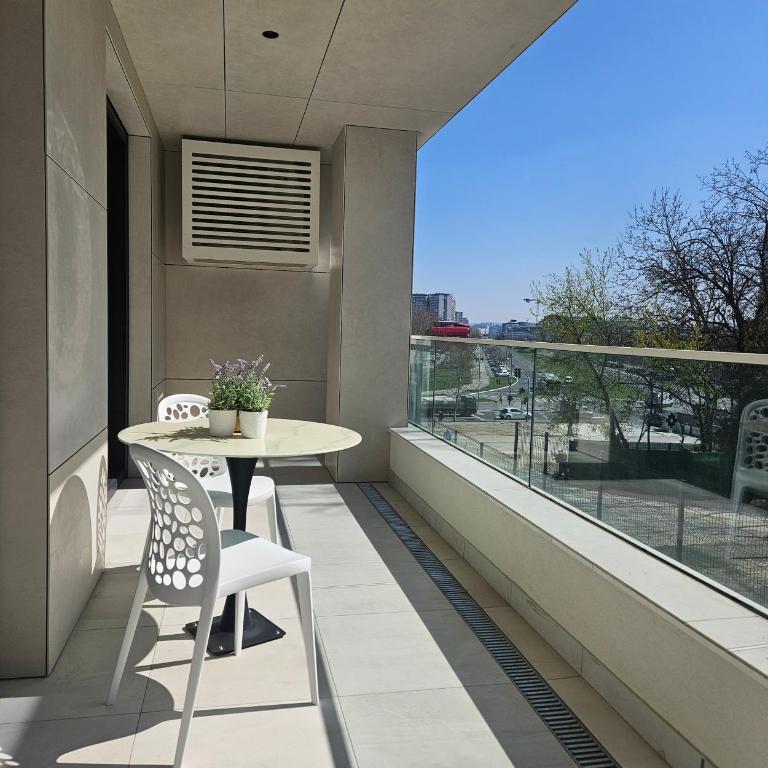 New Belgrade Premium Hotel - Three-Bedroom Apartment with Balcony - 3