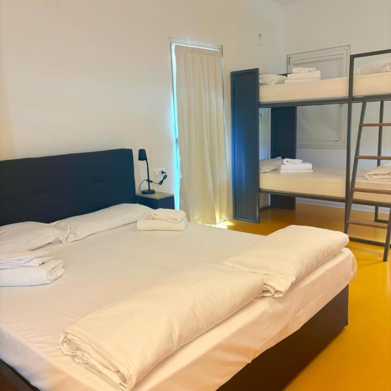 Nomad Hostel - Vierbettzimmer mit privatem externen Bad - 5