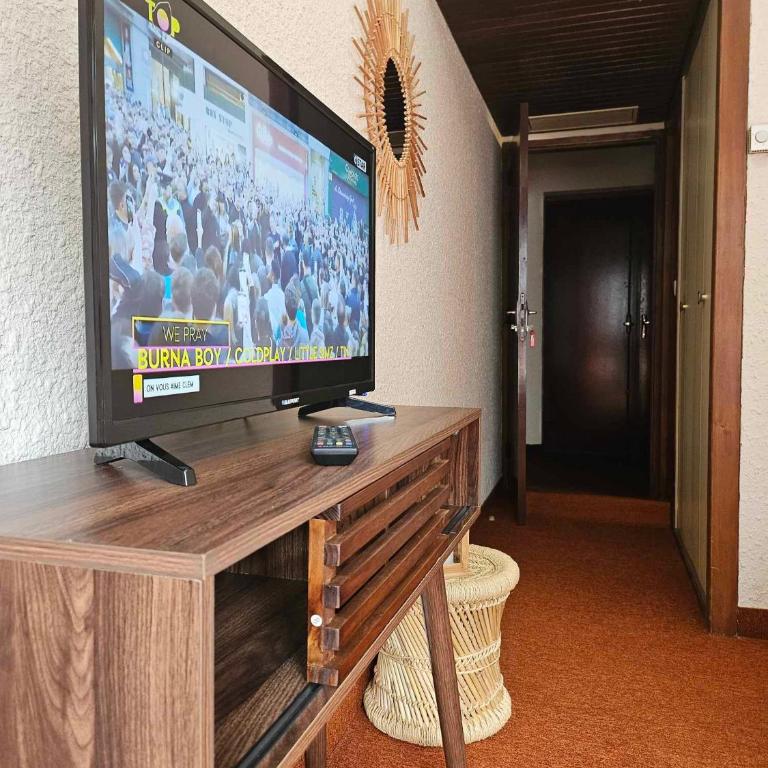 Cinéma, Chambre Privée Au Le Refuge Du Phoenix - Chambre Double - Vue sur Montagne - 15