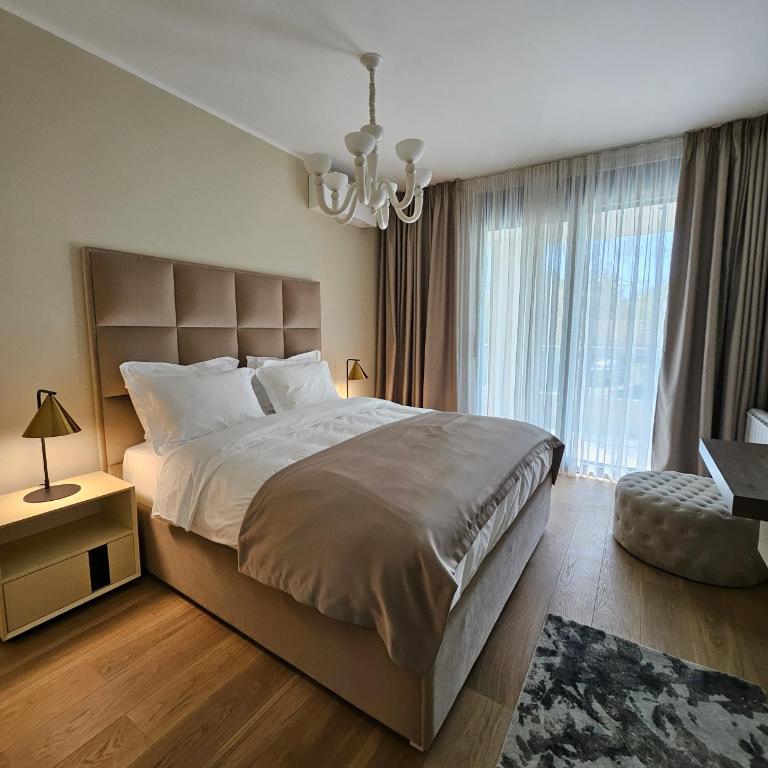 New Belgrade Premium Hotel - Three-Bedroom Apartment with Balcony - 1