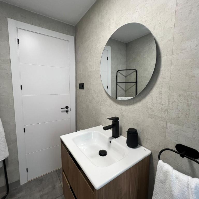 Callejones de Graná - Three-Bedroom Apartment with Balcony - 17