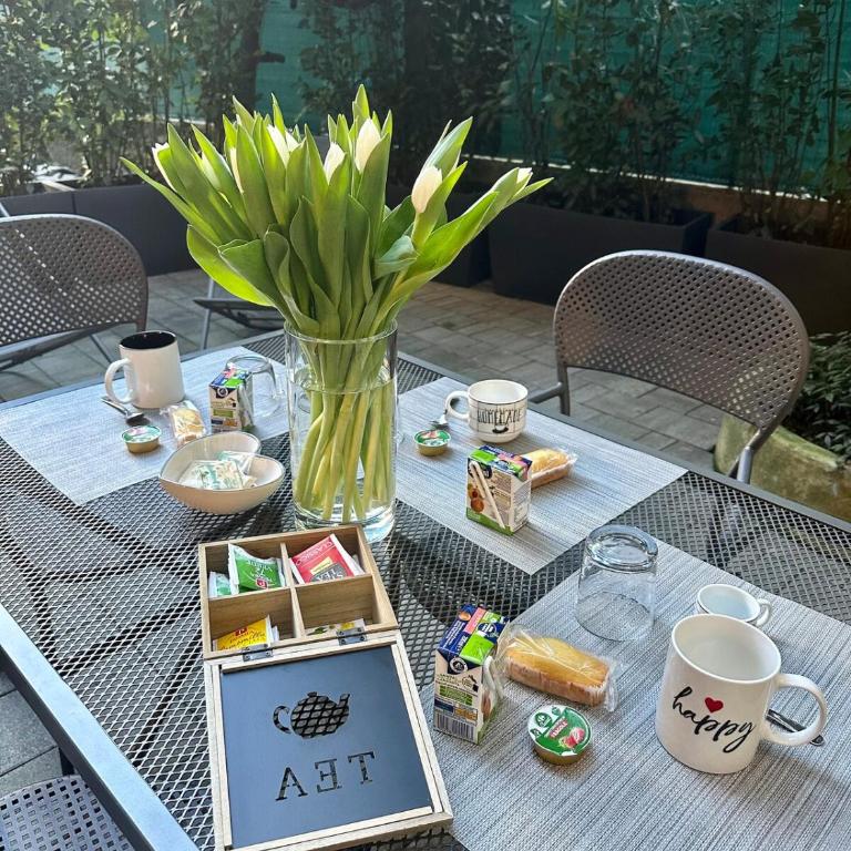 In CITY CENTER with PATIO - One-Bedroom House - 16