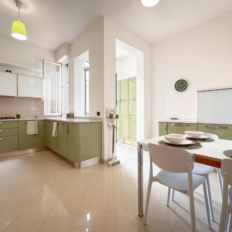 Vista Ghirlandina - Attico sul tetto del centro al settimo piano - Appartamento con 2 Camere da Letto - 32
