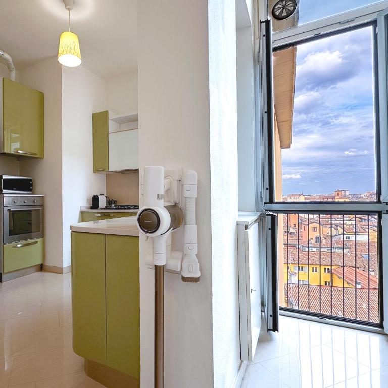 Vista Ghirlandina - Attico sul tetto del centro al settimo piano - Appartamento con 2 Camere da Letto - 34
